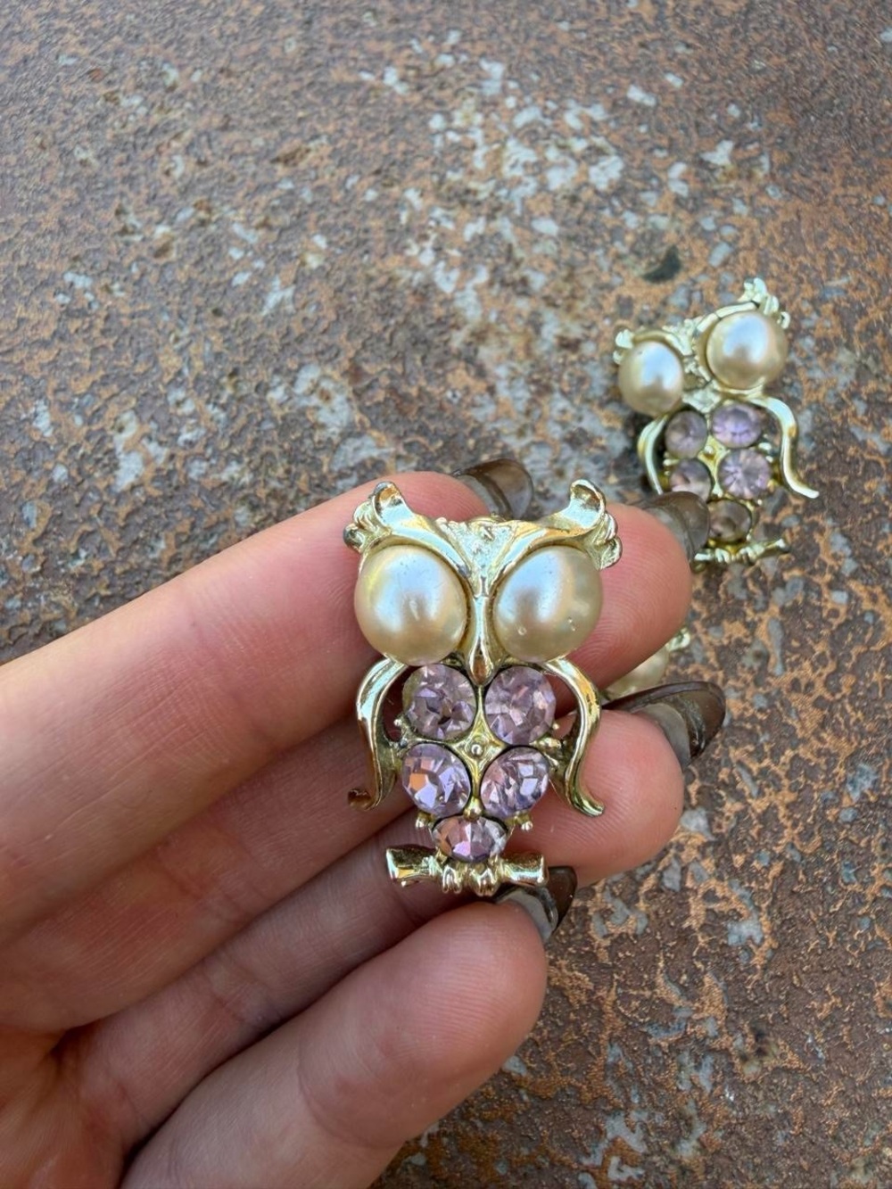Vintage Owl Gold-tone brooch featuring pearl-like eyes and purple rhinestones - Picture 4 of 4
